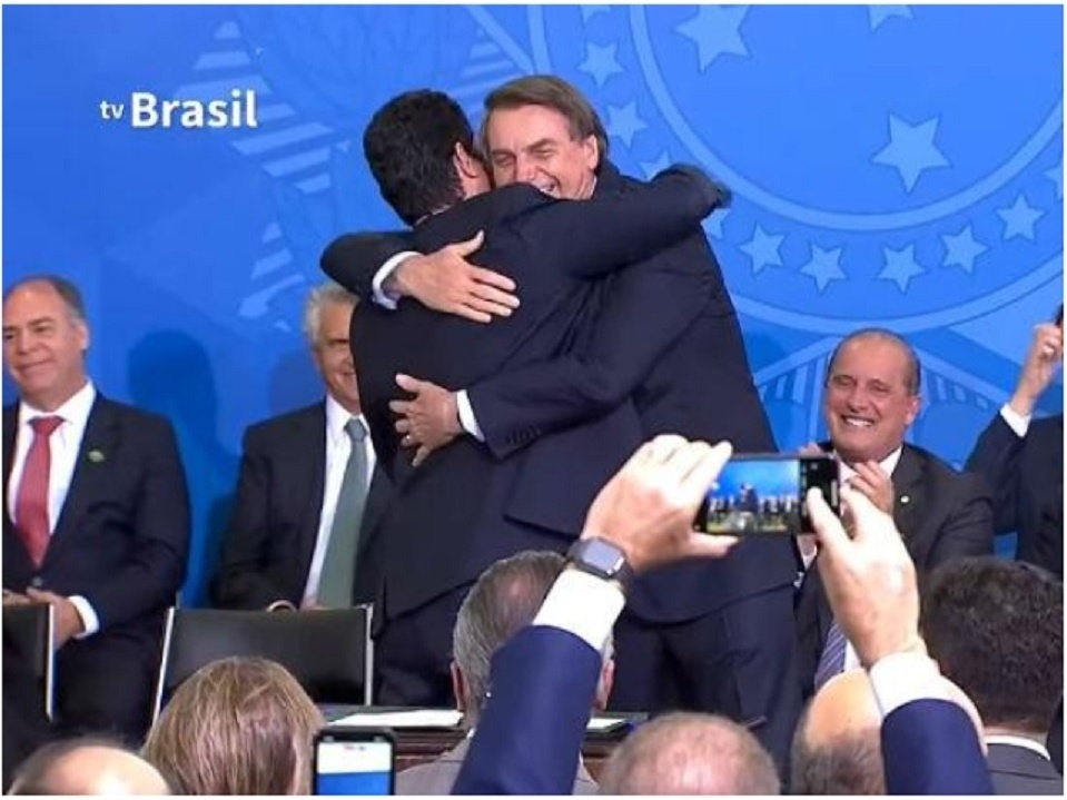 Bolsonaro e Moro representam país conflagrado e institucionalidade no lixo