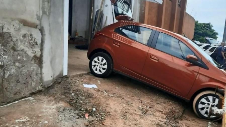 Carro estava pronto para fuga quando Polícia Militar chegou no local. - Divulgação/Polícia Militar