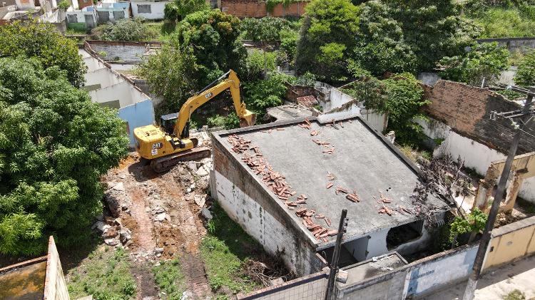 Casa é demolida no bairro do Mutange, bairro de Maceió onde o solo sofreu afundamento após mineração iniciada nos anos 1970