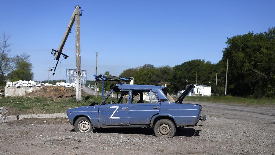 20.mai.2022 - Carro danificado com o símbolo "Z" é visto na estrada em Staryi Saltiv, vilarejo retomado por forças ucranianas, na região de Kharkiv, leste da Ucrânia, em meio à invasão russa - Ricardo Moraes/Reuters