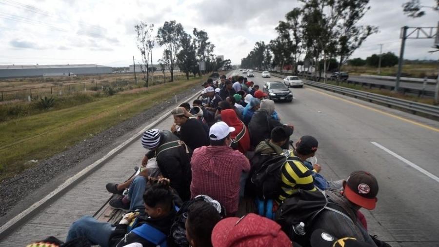 Imigrantes viajando em caminhões pela América Central e México - GETTY IMAGES
