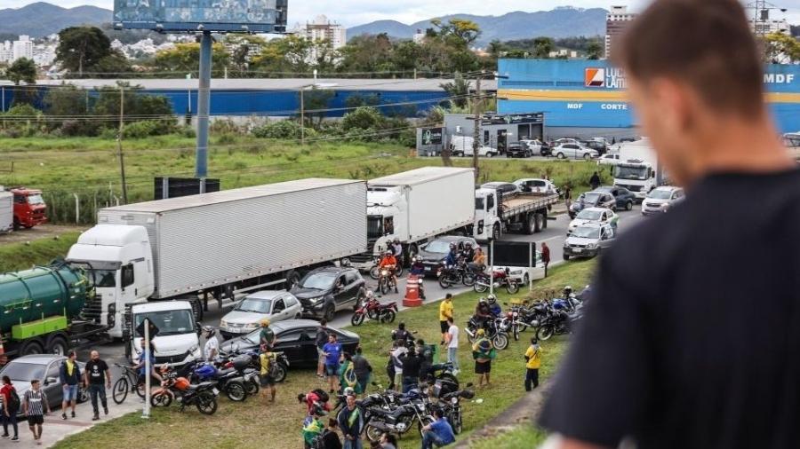 Apoiadores de Jair Bolsonaro (PL) bloqueiam a rodovia BR-101 em Palhoça, na região metropolitana de Florianópolis (SC) - Anderson Coelho/Getty Images