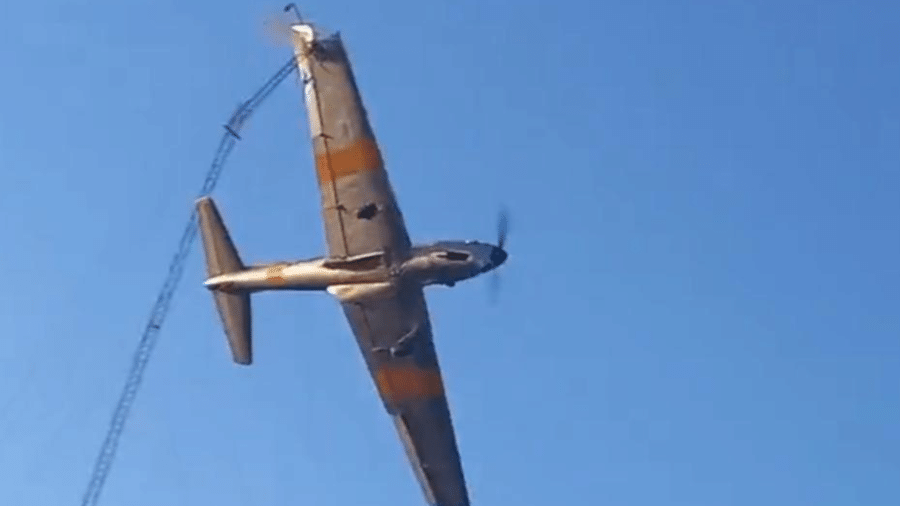 A  aeronave DHC-1 Chipmunk colidiu com a asa direita contra uma antena do Bragado Flying Club - Reprodução/Twitter