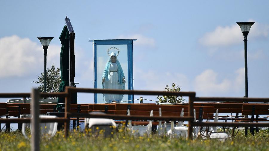 Estátua da Virgem de Trevignano, perto de Roma; imagem é protegida por vidro, e seus devotos lhe atribuem virtudes milagrosas