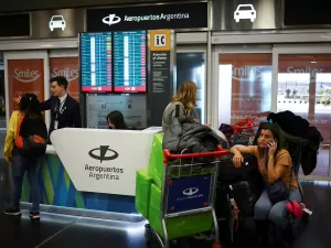 Greve para aeroporto na Argentina e brasileiros reclamam: 'Estragaram a viagem'