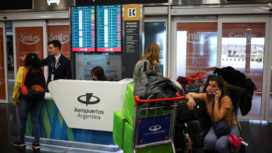 13.set.24 - Passageiros ficam presos no aeroporto Jorge Newbery, em Buenos Aires, durante greve sindical - Agustin Marcarian/REUTERS