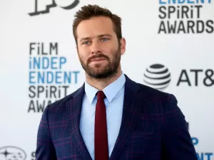 Navalha, canibalismo e crise financeira: o que se sabe do caso Armie Hammer