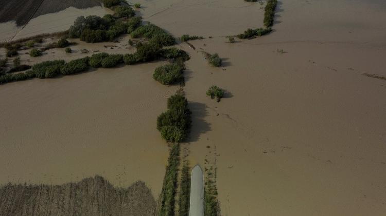 31.out.2024 - Uma imagem aérea mostra uma estrada inundada em Arcos de la Frontera, perto de Cádiz