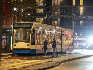 Manifestantes colocam fogo em bonde em Amsterdã dias após ataque antissemita