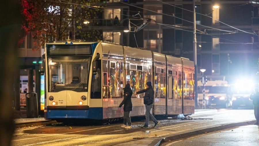 Grupo fogos de artifício para atear fogo em bonde no distrito de Niew-West, em Amsterdã, em 11 de novembro de 2024