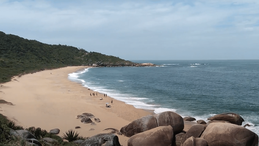 A praia de Taquarinhas, em Balneário Camboriú, é considerada a última deserta no município