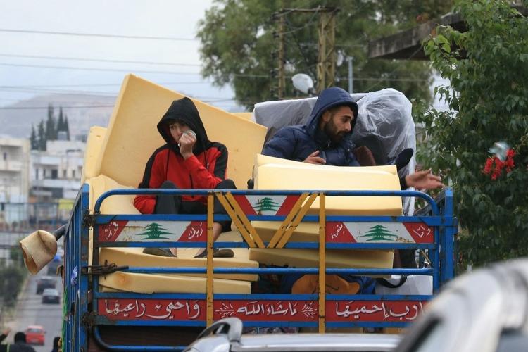 Moradores da cidade de Nabatieth voltam para casa com seus pertences após cessar-fogo entre Hezbollah e Israel