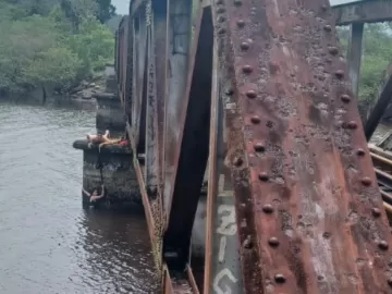 Jovem cai de ponte durante foto, e é salva pelo cadarço do namorado em SC