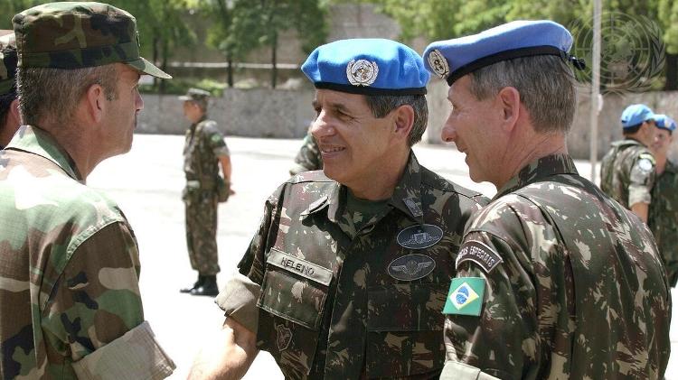 6.fev.2004 - Augusto Heleno (ao centro), comandante da Minustah, em Porto Príncipe