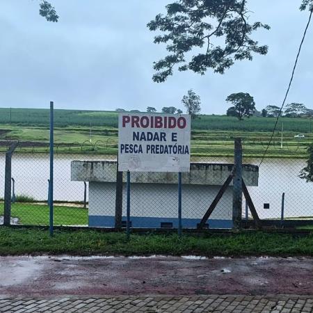 Placa no lago avisa sobre a proibição de nadar no local