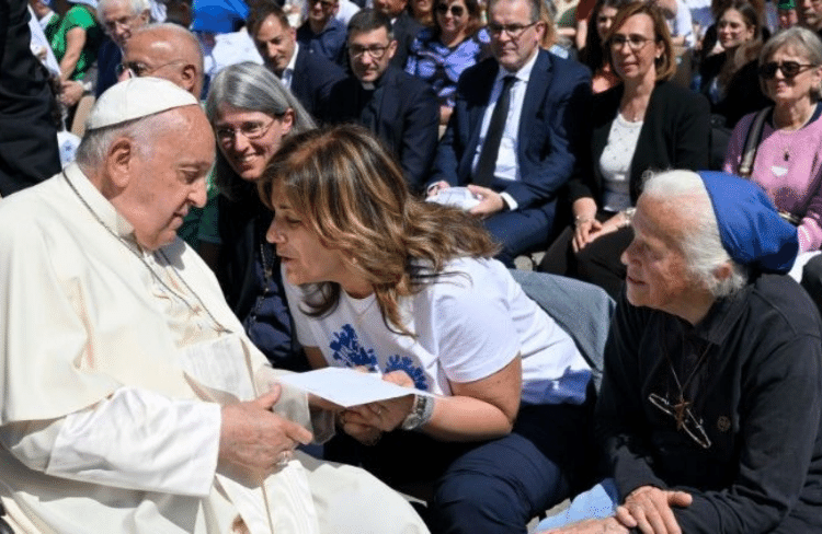5.junho.2024 - Irmã Geneviève Jeanningros acompanha mulher trans em encontro com o papa Francisco 5.junho.2024 - Irmã Geneviève Jeanningros acompanha mulher trans em encontro com o papa Francisco