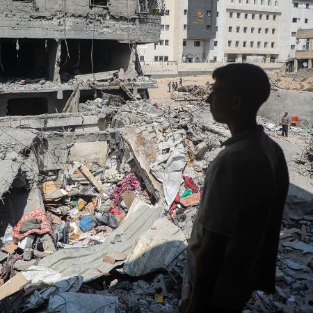 Palestino observa escombros de prédio atingido por bombardeio aéreo israelense em 7 de junho, na cidade de Gaza Palestino observa escombros de prédio atingido por bombardeio aéreo israelense em 7 de junho, na cidade de Gaza