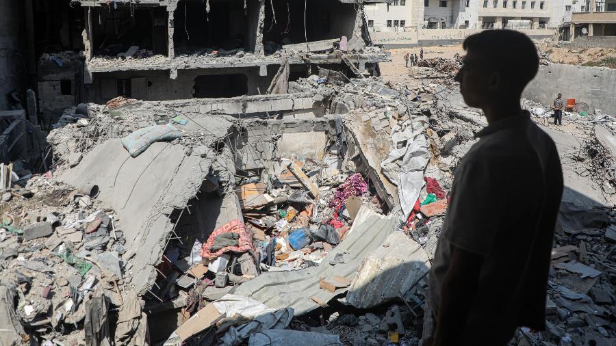 Palestino observa escombros de prédio atingido por bombardeio aéreo israelense em 7 de junho, na cidade de Gaza Palestino observa escombros de prédio atingido por bombardeio aéreo israelense em 7 de junho, na cidade de Gaza