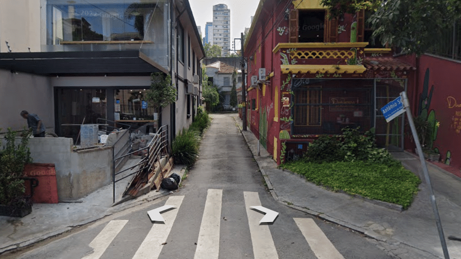 Incorporadora comprou e demoliu imóveis da vila e agora quer comprar a rua Incorporadora comprou e demoliu imóveis da vila e agora quer comprar a rua