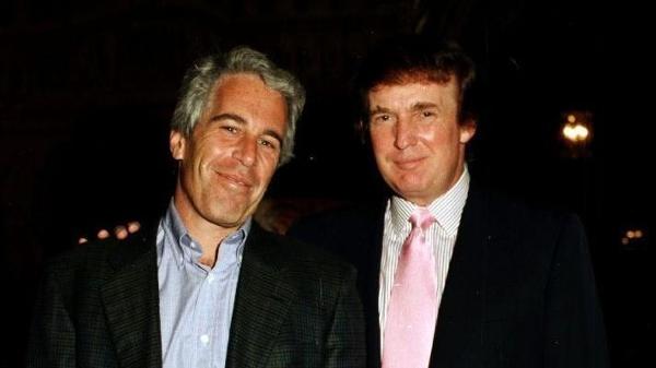 Jeffrey Epstein e Donald Trump em um evento em 1997