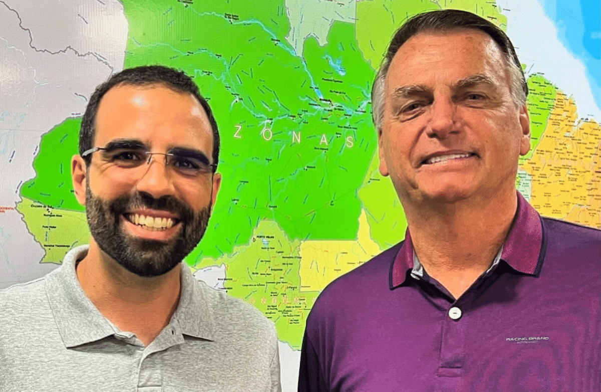 O pastor e deputado distrital Thiago Manzoni (PL-DF) ao lado do ex-presidente Jair Bolsonaro (PL) - undefined