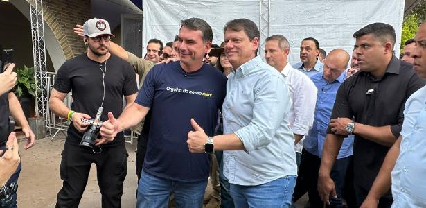 Marcha para Jesus leva Tarcísio e Flávio à rua pela 1ª vez após Dark Horse
