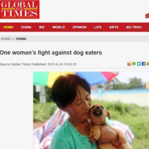 A ativista Yang Xiaoyun abraça um dos cachorros que comprou de açogueiro - Global Times/Reprodução