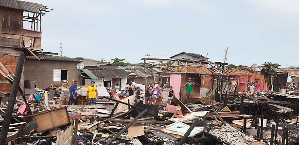 Um incêndio de grandes proporções deixou 150 famílias desabrigadas após fogo se alastrar e queimar barracos em uma favela do bairro Rádio Clube, em Santos (SP) - MARIO ÂNGELO/SIGMAPRESS/Estadão Conteúdo