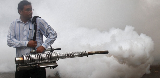 Agente de saúde fumiga área residencial para a prevenir a dengue em Chandigarh, na Índia - Ajay Verma/Reuters