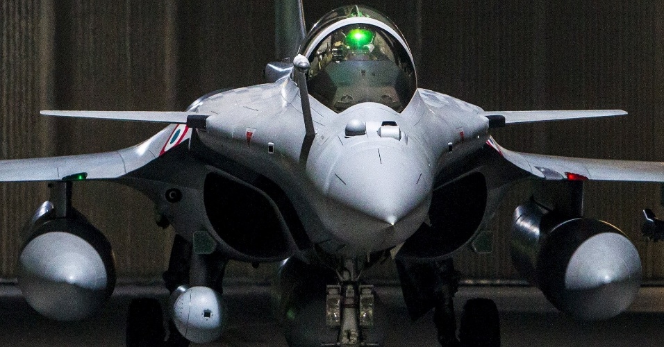 09.out.2015 - Caça francês Rafaler estacionado perto de hangar, em local não identificado, para participar de ataques contra o estado islâmico, na região de Raqqa, na Síria. A foto foi divulgada pela Força aérea francesa