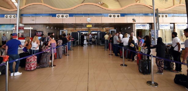 9.nov.2015 - Turistas russos e britânicos passam pelo controle de segurança no aeroporto de Sharm el-Sheik, no Egito, local onde funciona um resort - Mohamed el-Shahed/AFP