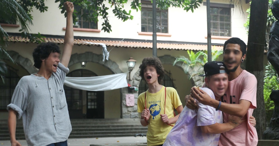 4.dez.2015 - Estudantes comemoram a suspensão da reorganização escolar durante ocupação na Escola Estadual Fernão Dias Paes, na zona oeste de São Paulo. Os rostos dos alunos foram borrados em respeito ao ECA (Estatuto da Criança e do Adolescente)