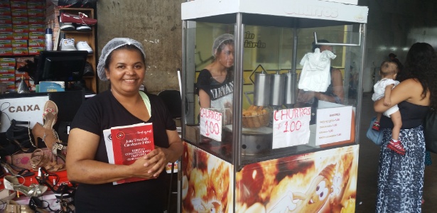  Maria Odete Silva vende churros para realizar o sonho de se formar em direito - Alessandra Modzeleski/UOL
