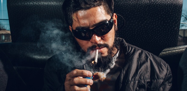 O "turista da maconha" Jode Montiel, de Miami, fuma cigarro durante tour em Denver, no Colorado (EUA) - Ryan David Brown/The New York Times