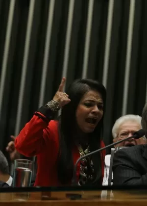 27.abr.2016 - Deputada Moema Gramacho (PT-BA) grita "golpista" ao lado do presidente da Câmara dos Deputados, Eduardo Cunha (PMDB-RJ), durante sessão que analisa a criação da Comissão da Mulher, do Idoso, da Criança e do Adolescente, da Juventude e Minorias - Alan Marques/ Folhapress - Alan Marques/ Folhapress