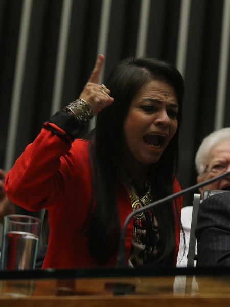 27.abr.2016 - Deputada Moema Gramacho (PT-BA) grita "golpista" ao lado do presidente da Câmara dos Deputados, Eduardo Cunha (PMDB-RJ), durante sessão que analisa a criação da Comissão da Mulher, do Idoso, da Criança e do Adolescente, da Juventude e Minorias - Alan Marques/ Folhapress - Alan Marques/ Folhapress