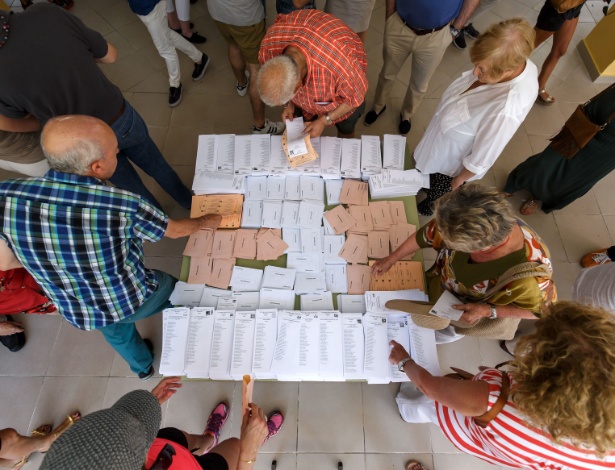 Cédulas de votação são recolhidas em seção eleitoral em Moncloa-Aravaca, em Madri, na Espanha - Cesar Manso/AFP