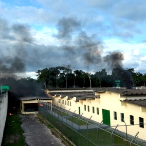 2.jan.2017 - O Compaj (Complexo Penitenciário Anísio Jobim) em Manaus ficou sob fumaça durante a rebelião de 17 horas - Xinhua/A Crítica