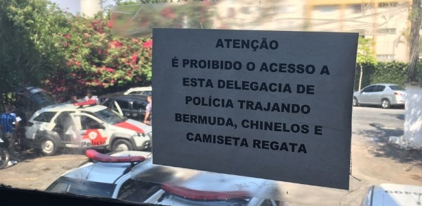 Cartaz colado em janela do 63º DP (Vila Jacuí) aponta restrições para entrada - Luís Adorno/UOL