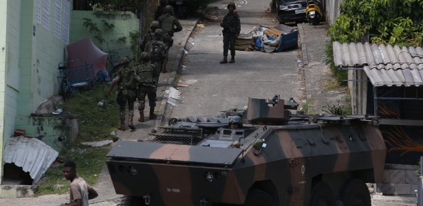 As Forças Armadas realizam  operação de grandes proporções em favelas na zona norte do Rio - Wilton Junior/Estadão Conteúdo