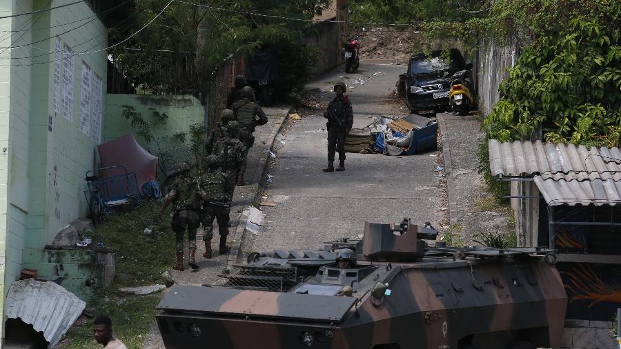 27.mar.2018 - Operação das Forças Armadas no Complexo do Lins, na zona norte do Rio - Wilton Junior/Estadão Conteúdo