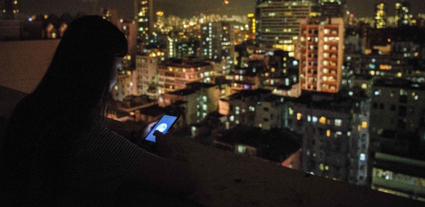 24.abril.2018 - Nicole, 24 anos, usa o aplicativo de mensagens WeChat em Hong Kong - Anthony Wallace/AFP