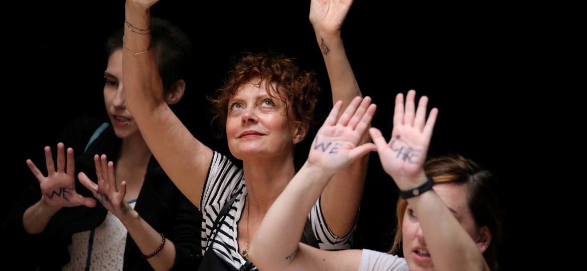 28.jun.2018 - A atriz Susan Sarandon está entre as mulheres presas durante um protesto contra a política do governo Trump sobre imigração - Jonathan Ernst/Reuters