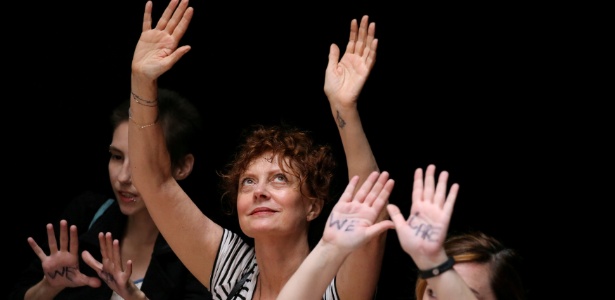 A atriz Susan Sarandon está entre as mulheres presas durante um protesto contra a política do governo Trump sobre imigração - Jonathan Ernst/Reuters