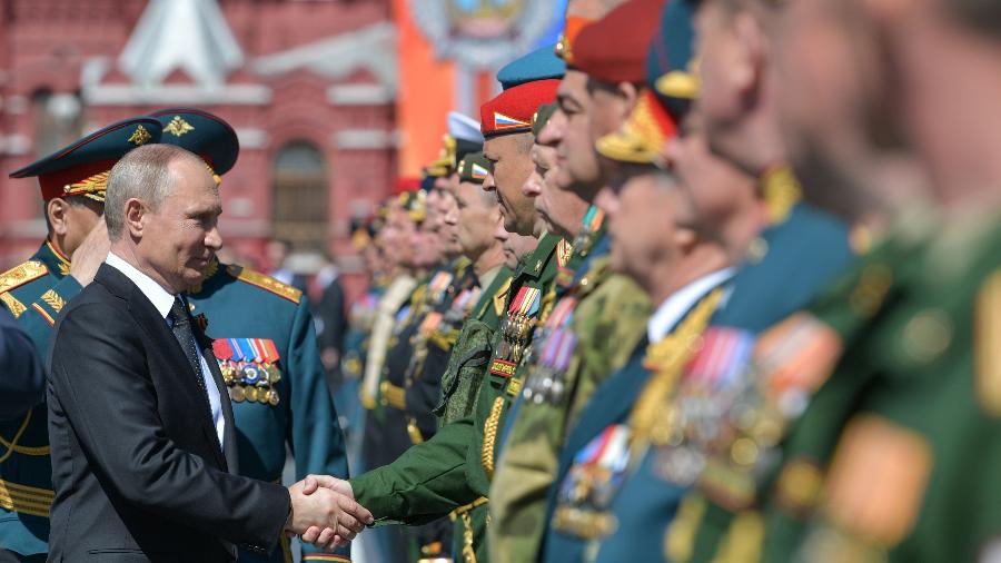 Presidente russo, Vladimir Putin, cumprimenta soldados durante a parada do Dia da Vitória em 2018, em Moscou - Alexei Druzhinin/Sputinik/AFP