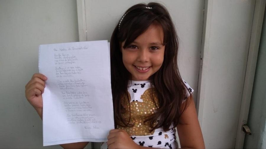 Helena Silva, de 10 anos, ficou emocionada com o trabalho dos bombeiros de Brumadinho e escreveu uma poesia em sua homenagem  - Arquivo pessoal