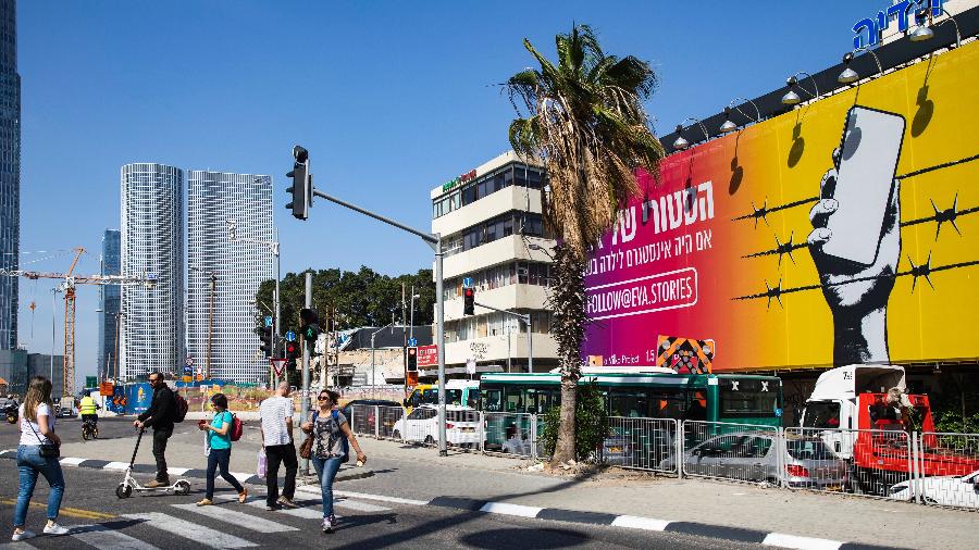 Outdoor promove Eva"s Story, em Tel Aviv, Israel - Dan Balilty/The New York Times
