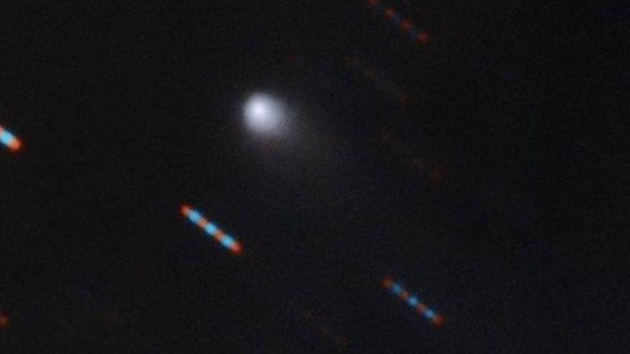 Em sua primeira foto, o novo visitante interestelar mostra sua cauda de cometa; as imagens vermelhas e azuis correspondem a estrelas distorcidas pelo movimento do cometa - GEMINI OBSERVATORY/NSF/AURA 