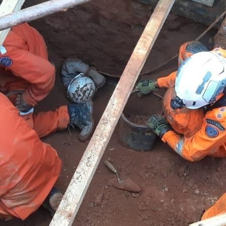 Homem morre e outro é socorrido após 7 horas soterrado em BH - Corpo de Bombeiros de Minas Gerais 