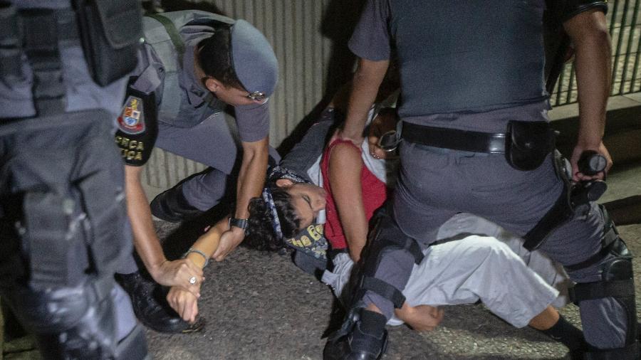 Polícia dispersou os manifestantes com bombas e balas de borracha; três pessoas foram detidas na rua Xavier de Toledo - Taba Benedicto/Estadão Conteúdo